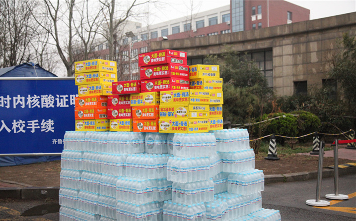 2月25日，山東金格瑞機械有限公司派代表來到齊魯師范學(xué)院捐贈防疫物資，保障校園防疫物品備足備齊，助力學(xué)校的疫情防控工作。