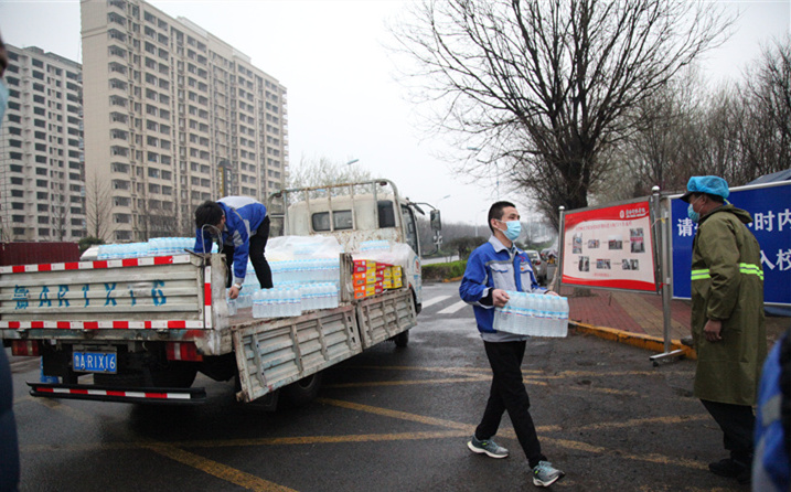 2月25日，山東金格瑞機械有限公司派代表來到齊魯師范學(xué)院捐贈防疫物資，保障校園防疫物品備足備齊，助力學(xué)校的疫情防控工作。