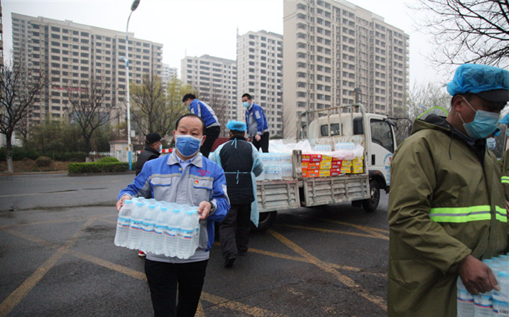 2月25日，山東金格瑞機械有限公司派代表來到齊魯師范學(xué)院捐贈防疫物資，保障校園防疫物品備足備齊，助力學(xué)校的疫情防控工作。