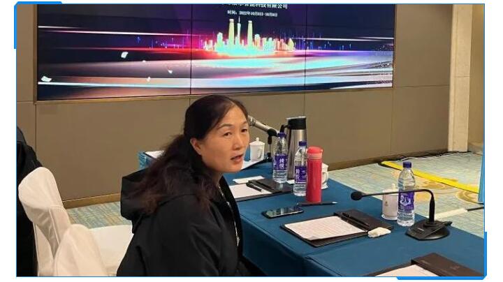 集團財務總監(jiān)劉清華在聽取了銷售部門的數(shù)據(jù)對比與銷售人員的分析后，她提出應該加強客戶的銷售服務