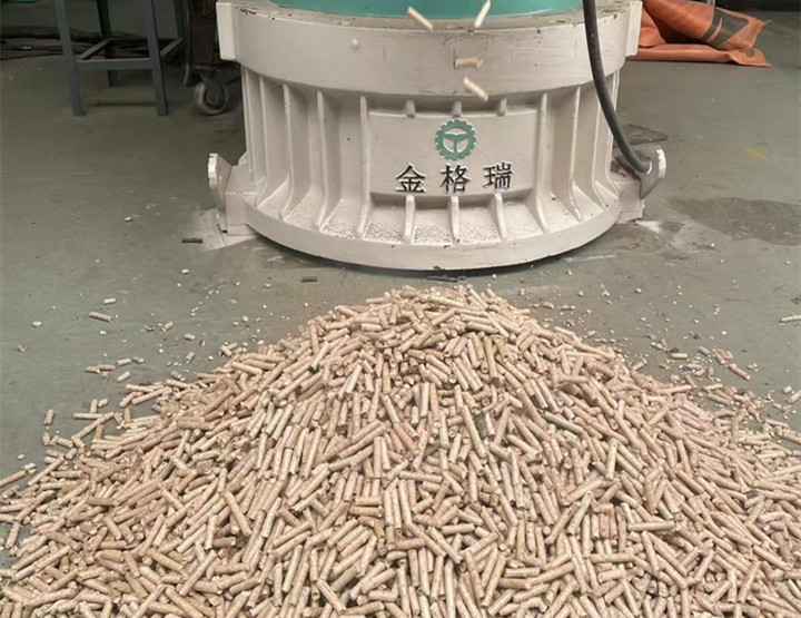木屑顆粒機(jī)加工環(huán)保燃料顆粒，用綠色昭示未來(lái)