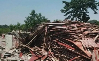 模板拆遷料木托盤(pán)用鋸末顆粒機(jī)這樣處理省時(shí)省力又賺錢(qián)！